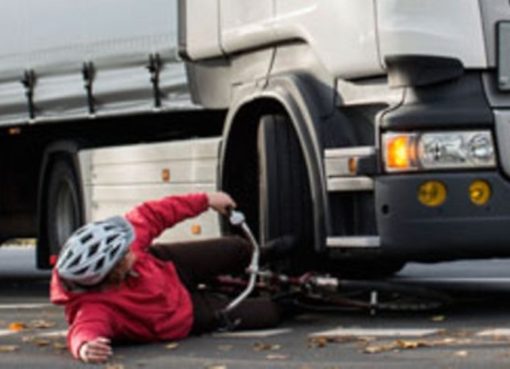 Abbiegeunfall: Lastkraftwagen fährt Radler um