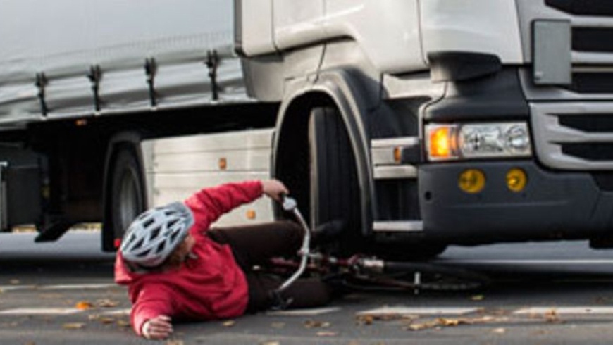 Abbiegeunfall: Lastkraftwagen fährt Radler um