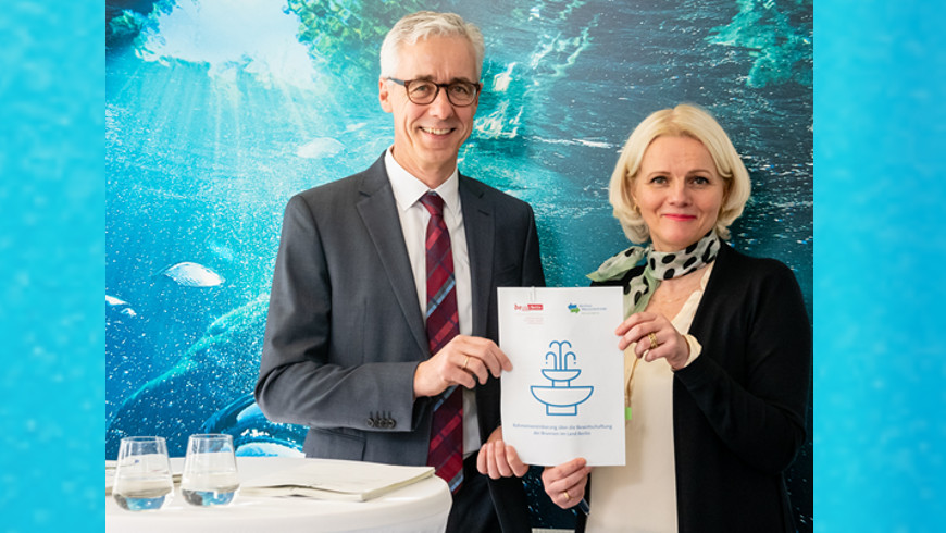 Wasserbetriebe-Vorstandschef Jörg Simon und Senatorin für Umwelt Regine Günther