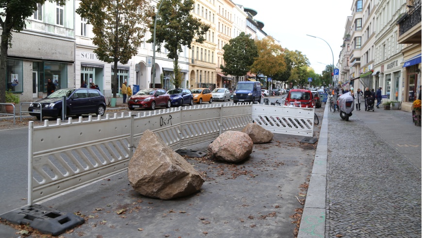 Bergmannstraße mit Findlingen