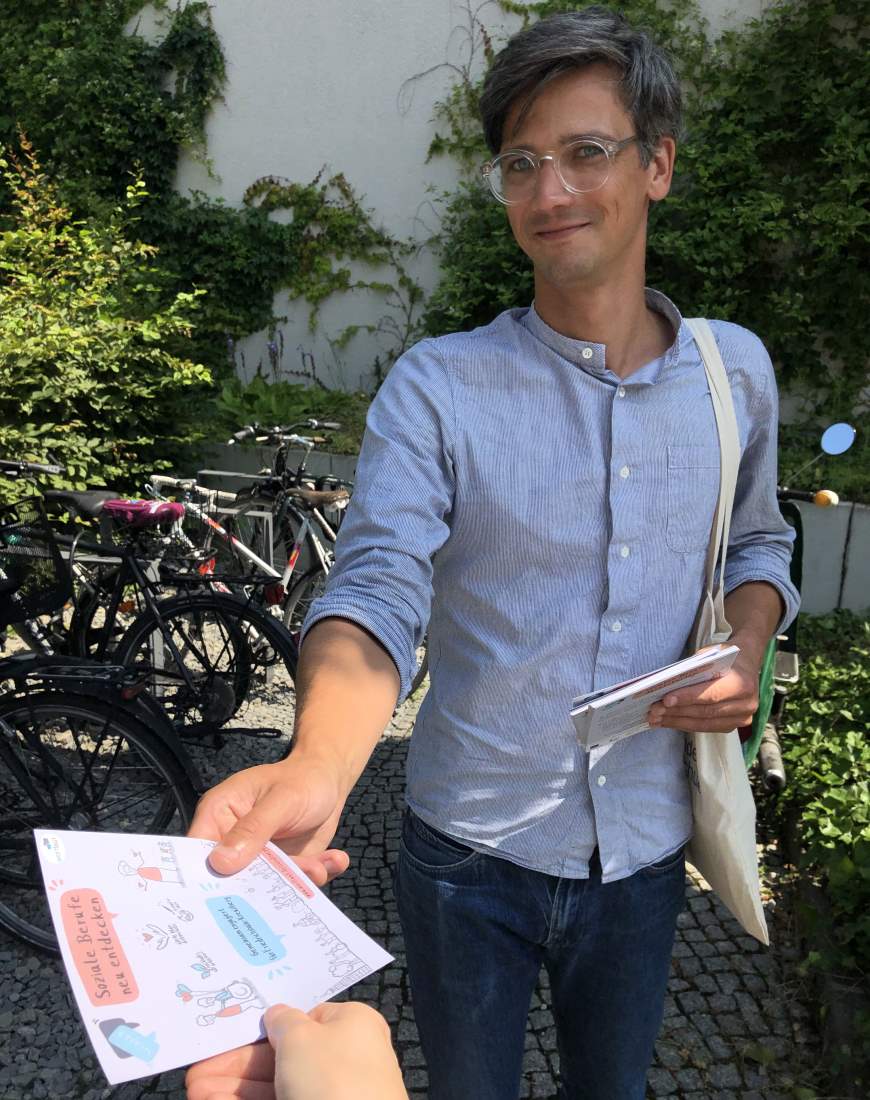 Sascha Krüger vom Projekt „Sozial 2.0“ spricht auch direkt interessierte Menschen im Kiez mit Flyern an - Foto: © Wortlaut