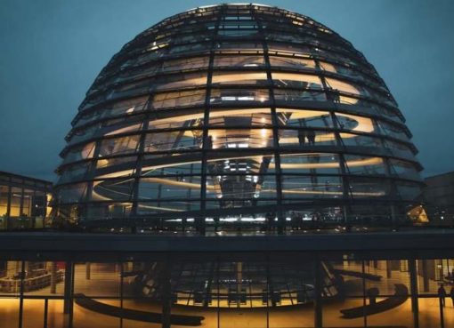 Kuppel des Reichstagsgebäudes am Abend