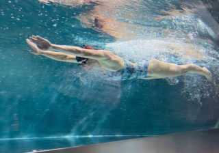 Schwimmtraining in einem Strömungskanal auf Teneriffa