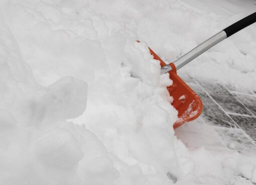 Schneebeseitigung mit dem Schneeschieber