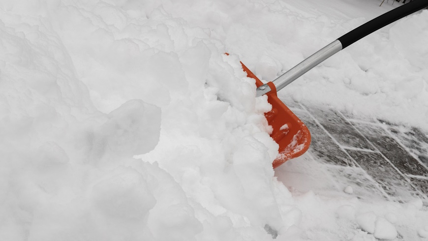 Schneebeseitigung mit dem Schneeschieber