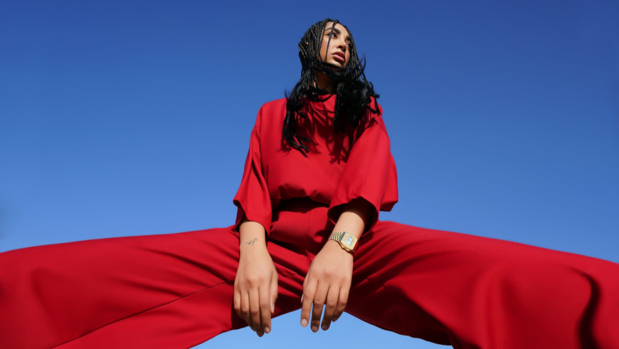 Weite Hosen und Tomatenrot sind im Trend.