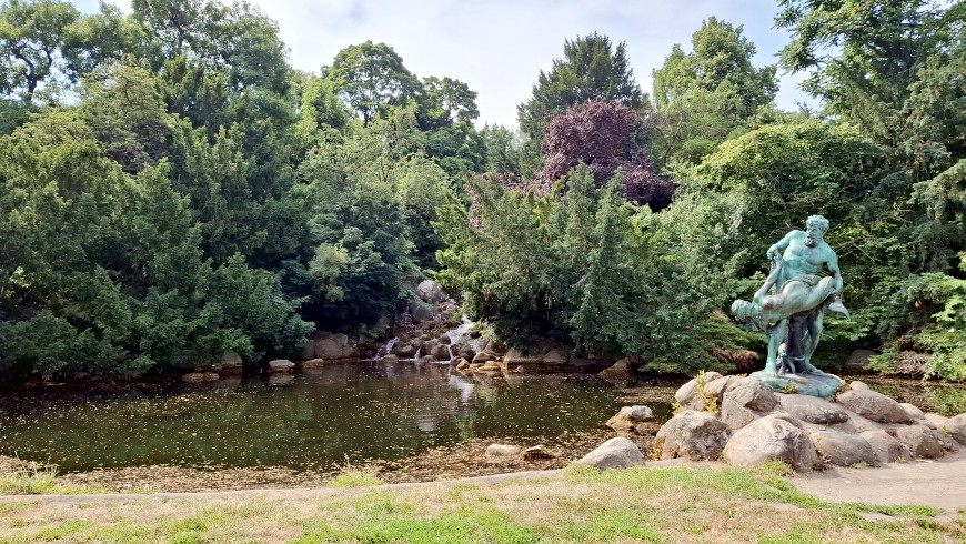 Mündung des Wasserfalls und Skulptur von Ernst Herter.