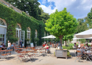 Orangerie mit Café im westlichen Teil des Körnerparks in Berlin-Neukölln