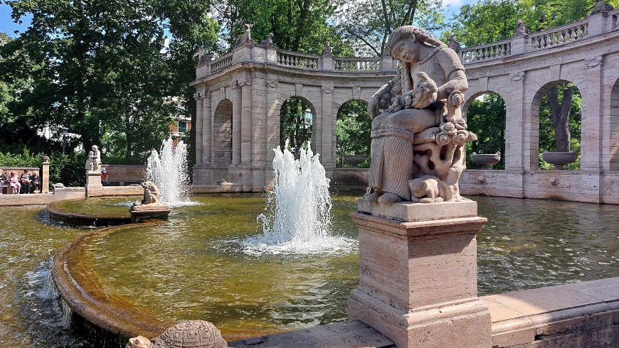 Dornröschenskulptur am Märchenbrunnen